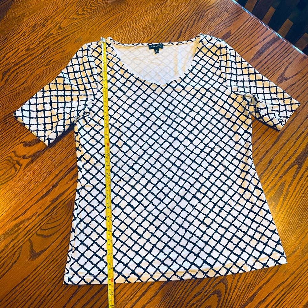 Talbots NWOT soft and silky elbow length front lined shirt sz Med. PERFECT. Nice